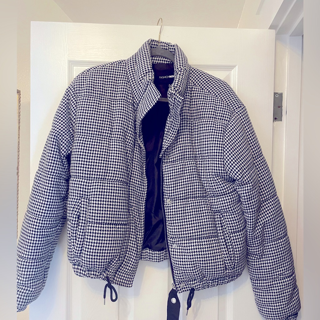 Black And White (Houndstooth Pattern) Size M. Never Been Worn.